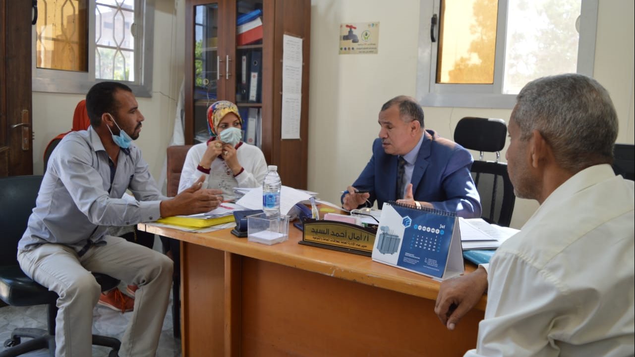 مهندس عادل عبدالمنعم رئيس القطاع التجاري أثناء لقاء الأهالي