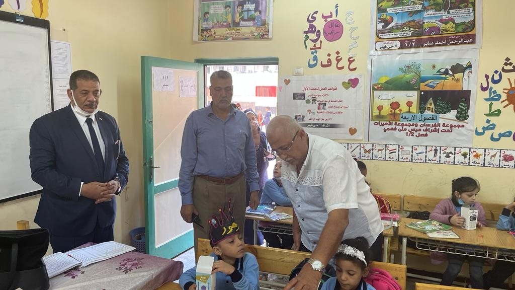 مدير إدارة المنتزة يتابع توزيع الوجبات على الطلاب