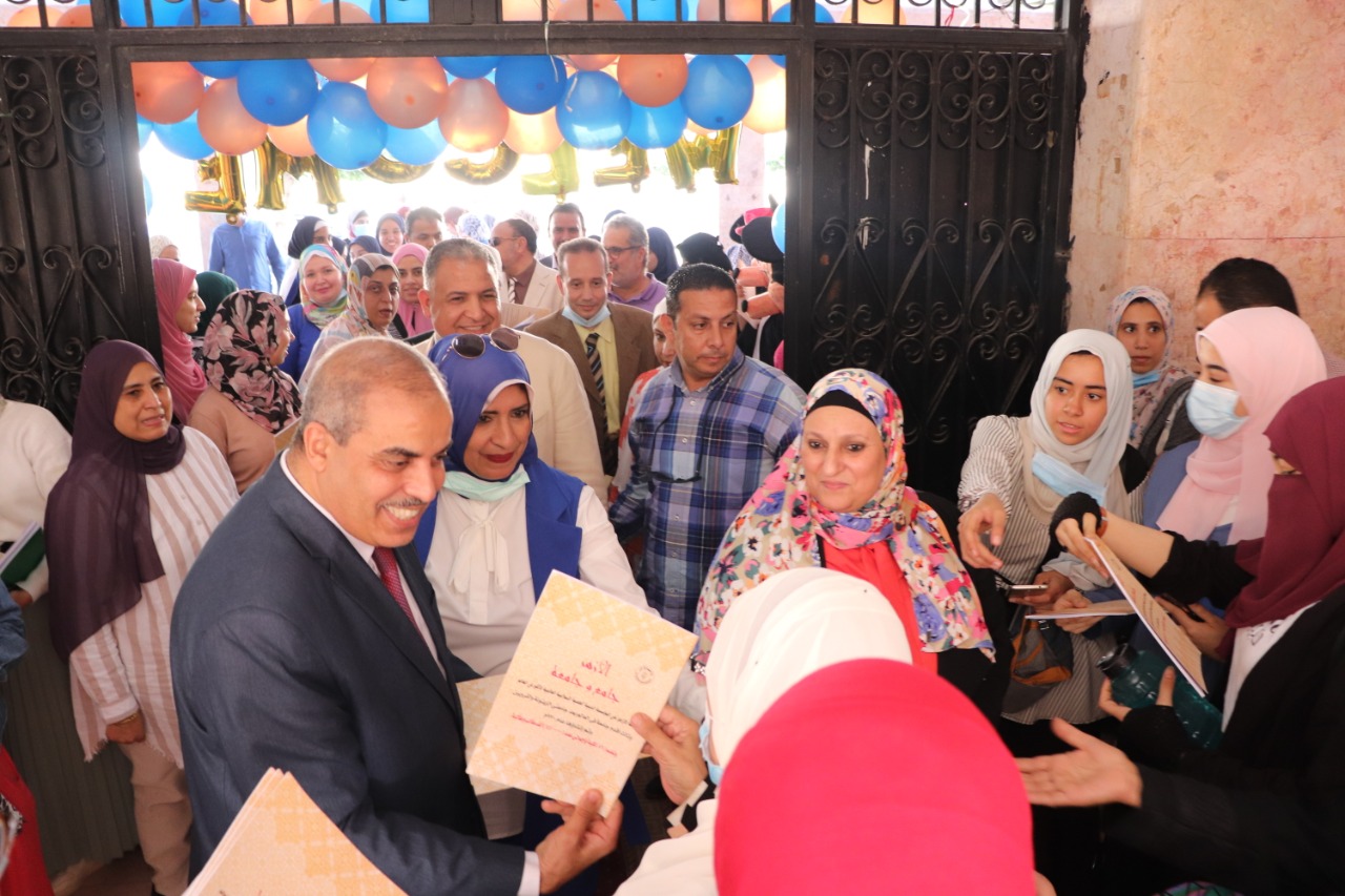 رئيس جامعة الأزهر وسط الطالبات