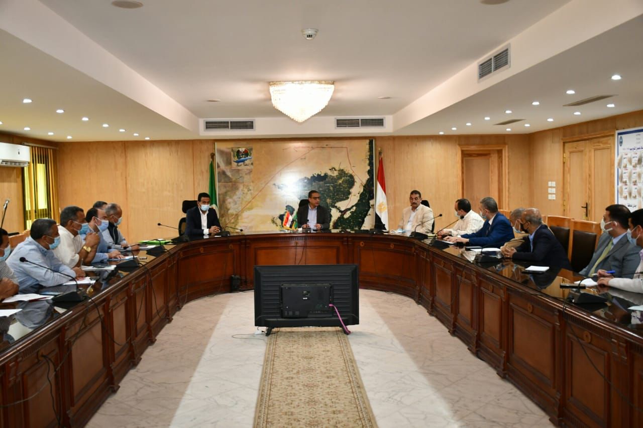 محافظ الفيوم أثناء اللقاء