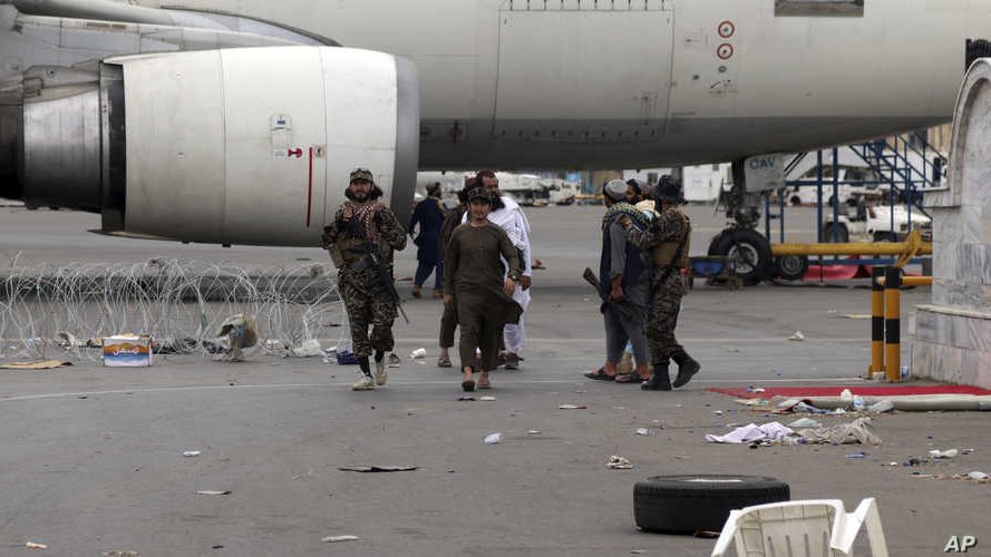 طيارون أفغان فارون من طالبان يغادرون طاجيكستان