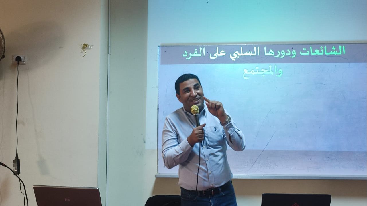 الدكتور مصطفى ثابت اثناء ألقاؤه كلمة فى الندورة