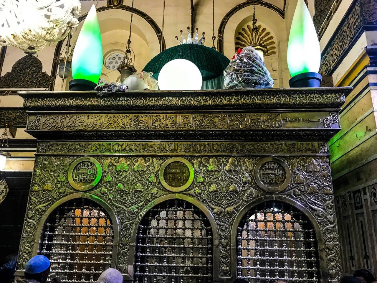 زيارة الأضرحة