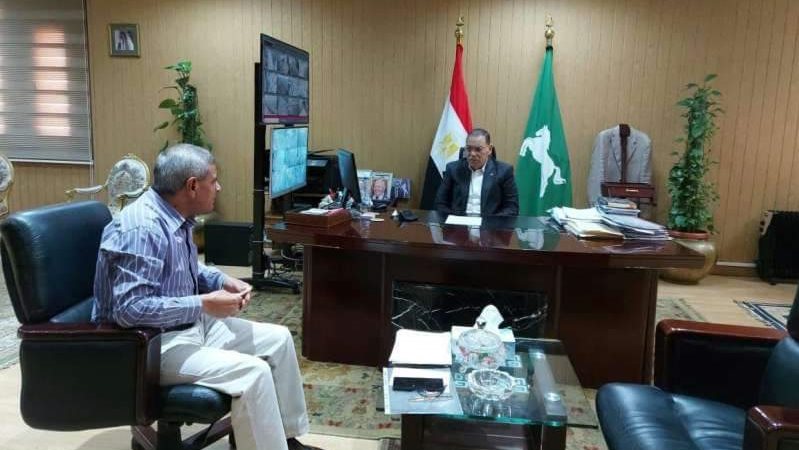 محافظ الشرقية لدى لقائه بمدير الطرق