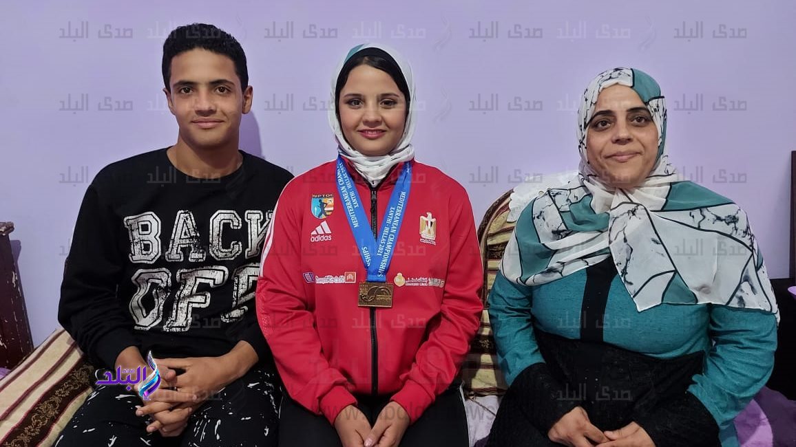 اللاعبة رانيا فتحى مع أسرتها