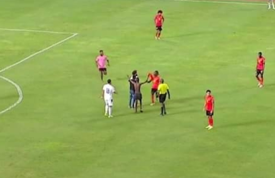 لحظة اقتحام مشجع أنجولا ملعب المباراة 