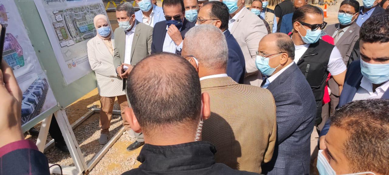 مدبولي يتفقد مشروع انشاء سكن كل المصريين بمحافظة السويس