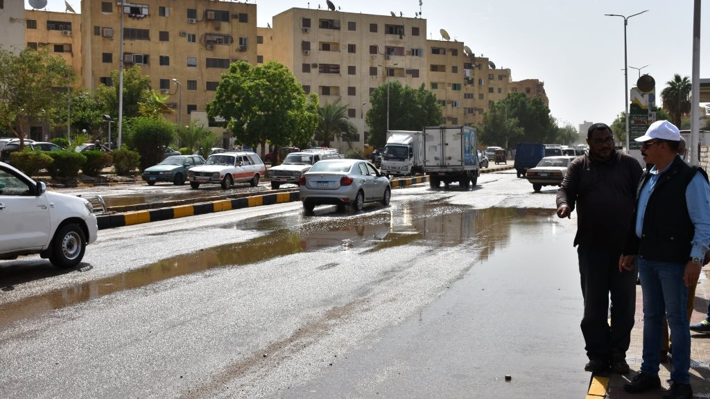 محافظ أسوان يتابع جهود إحتواء تداعيات سوء الأحوال الجوية