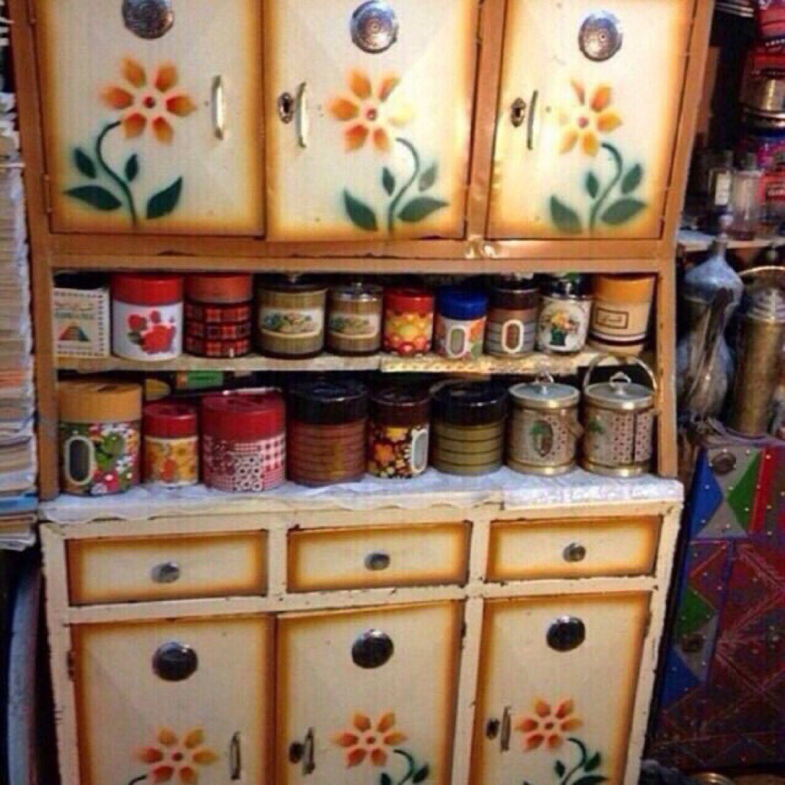 بداية تحول النملية لـ دولاب المطبخ 