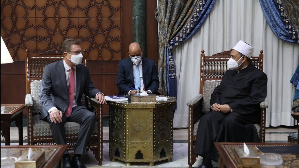 شيخ الازهر خلال استقباله السيد فرانك هارتمان السفير الألماني