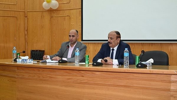 نائب رئيس جامعة الفيوم أثناء الاجتماع