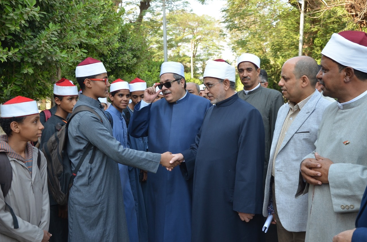 رئيس قطاع المعاهد الأزهرية مع طلاب أسيوط