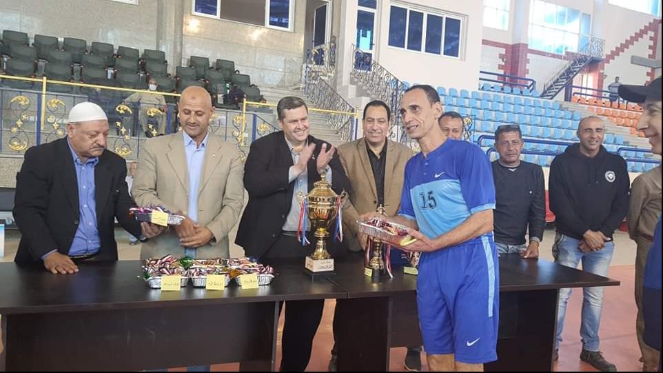 فريق كرة القدم بالتريية والتعليم بسيناء يستلم الجوائز 