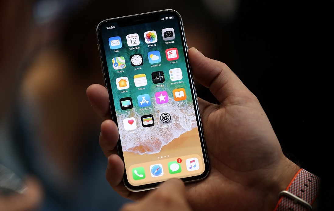 بيع هاتف iPhone X بمنفذ USB-C بمبلغ خيالي