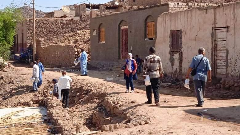 لجان مكافحة الملاريا بالقرى والمناطق المضارة بالسيول بأسوان