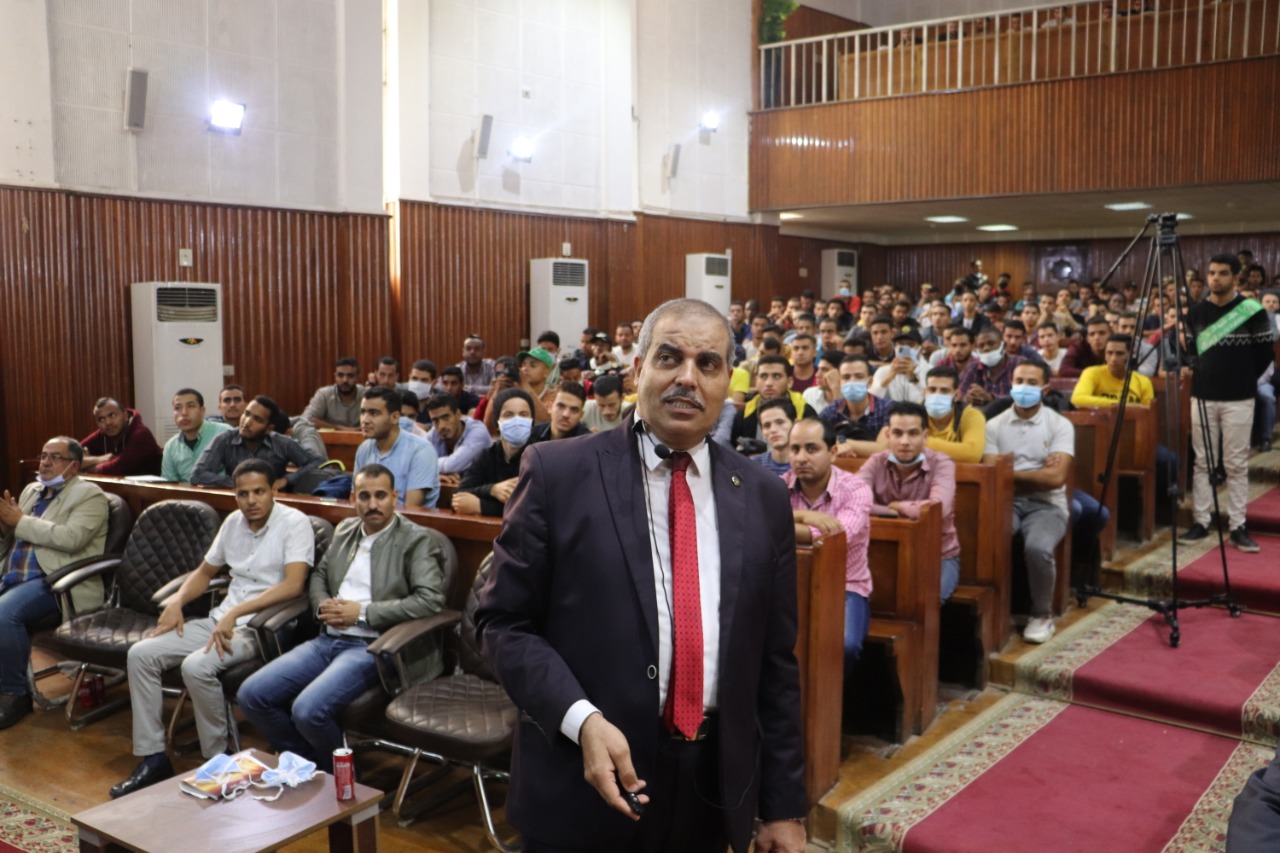 رئيس جامعة الأزهر خلال المحاضرة 