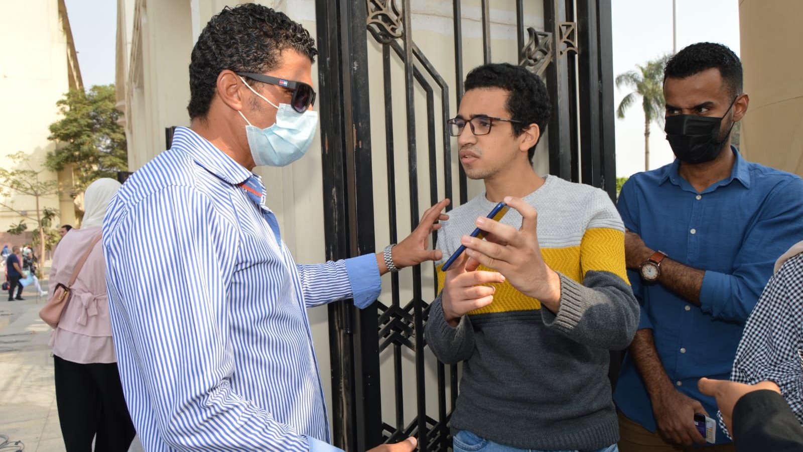 عدم السماح لغير المطعمين من دخول الحرم الجامعي 