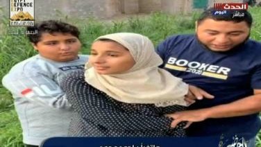 طفلين يتناولون اللحوم نية 