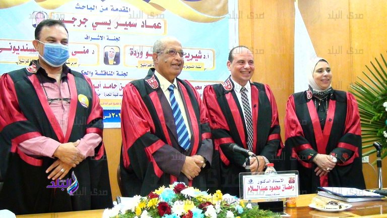 الباحث وسط لجنة الحكم والمناقشة