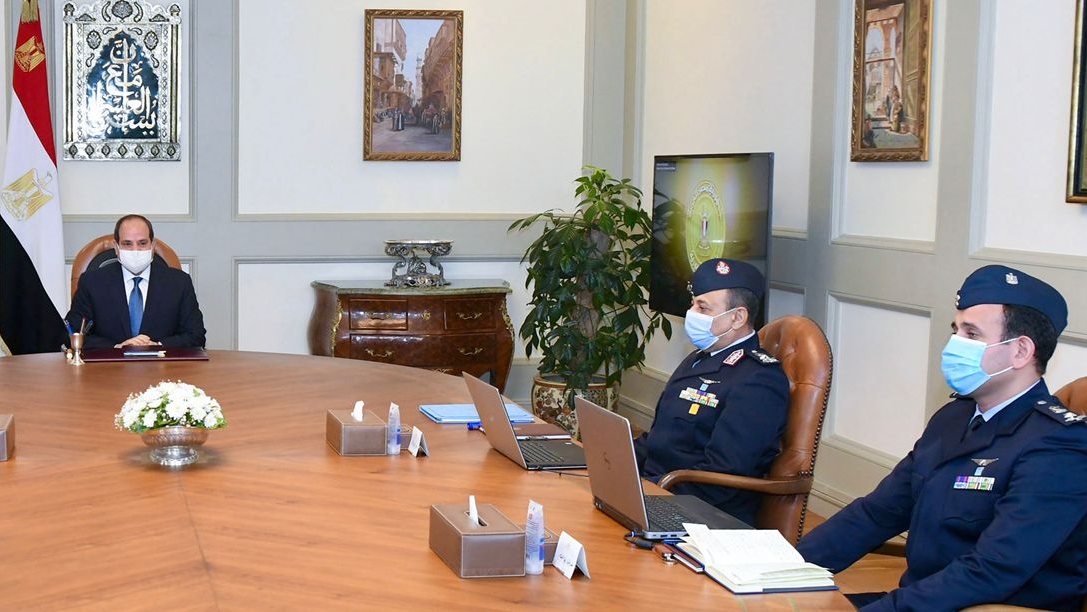 الرئيس عبد الفتاح السيسي لدى اجتماعه بقائد القوات الجوية