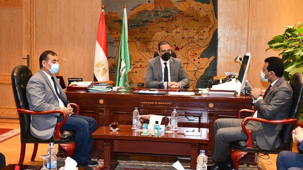 محافظ الفيوم أثناء اللقاء