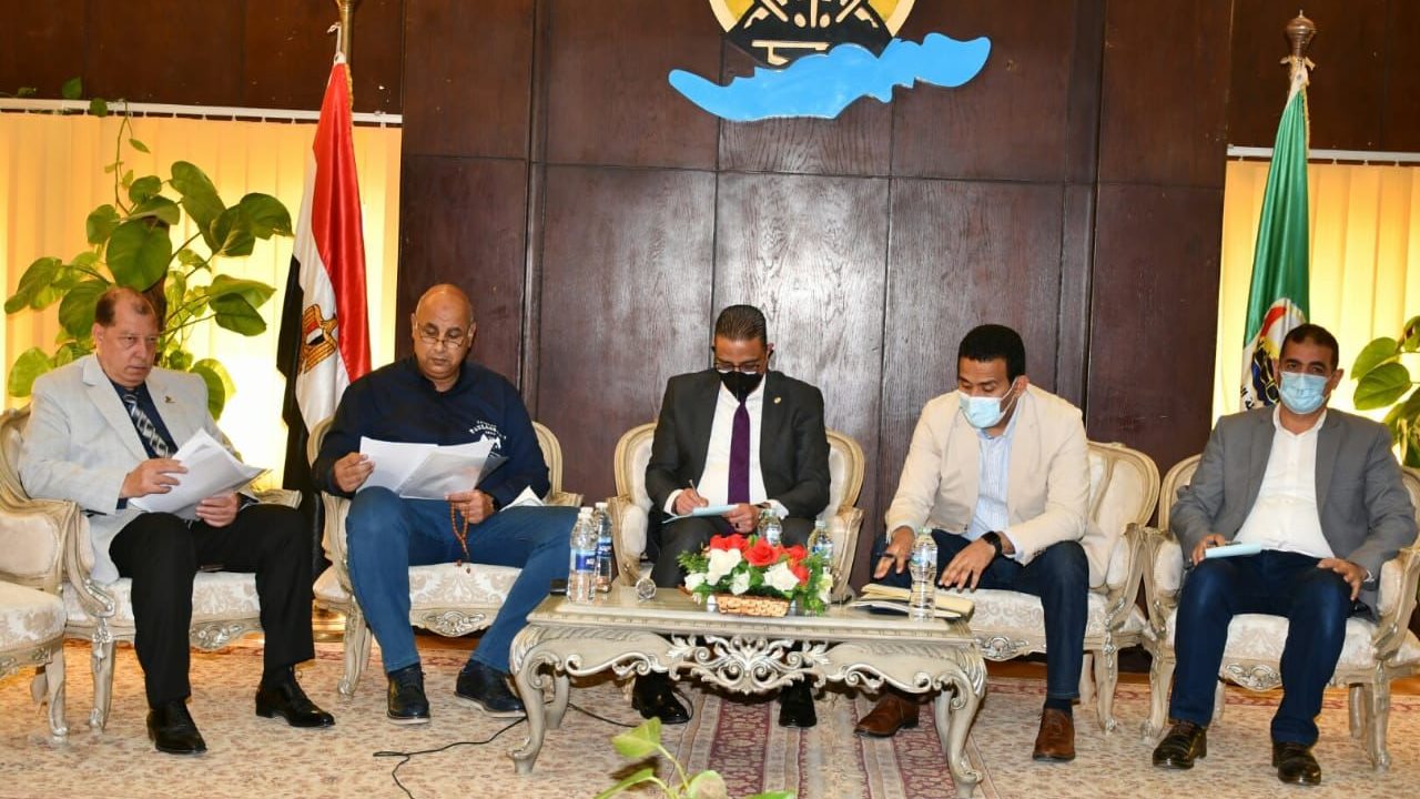 محافظ الفيوم أثناء اللقاء