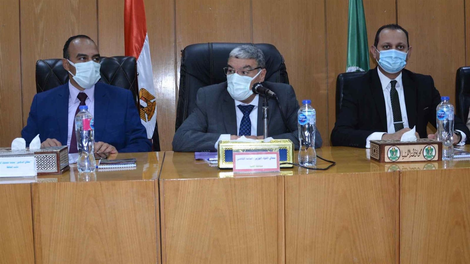 محافظ المنيا خلال اجتماع الاشتراطات البنائية 