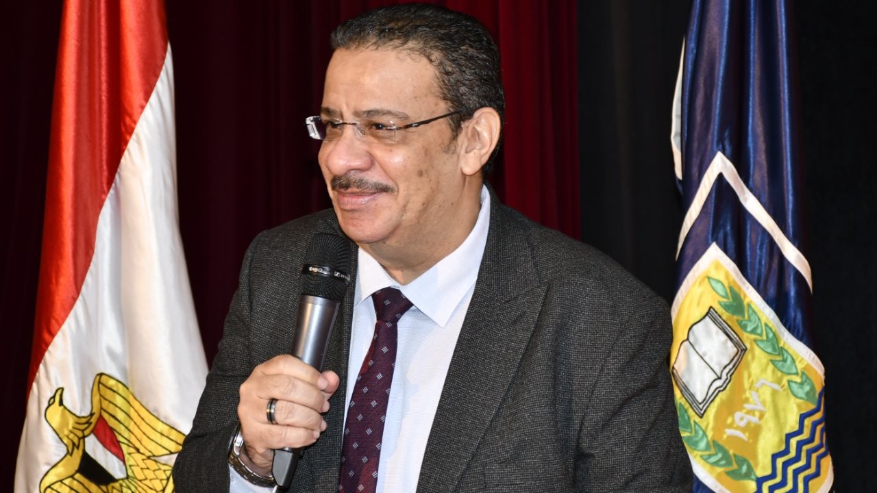 الدكتور أحمد زكي رئيس جامعة القناة 