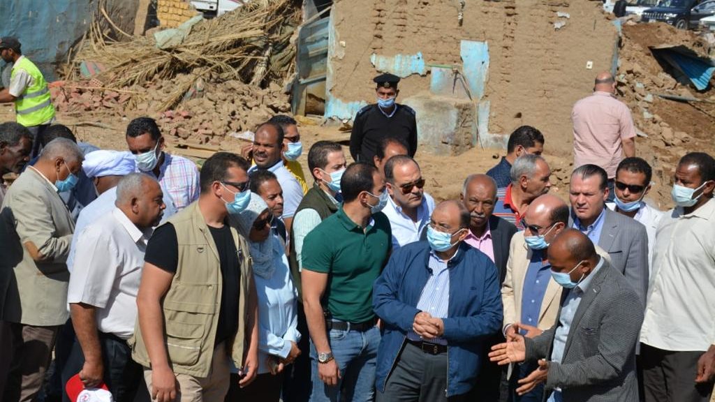 وزير التنمية المحلية يزور مناطق وقرى متضررى السيول بأسوان