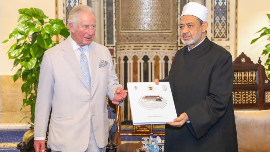 شيخ الأزهر يهدي الامير تشارلز يهديه وثيقة الأخوة الإنسانية  شيخ الأزهر يهدي الامير تشارلز يهديه وثيقة الأخوة الإنسانية