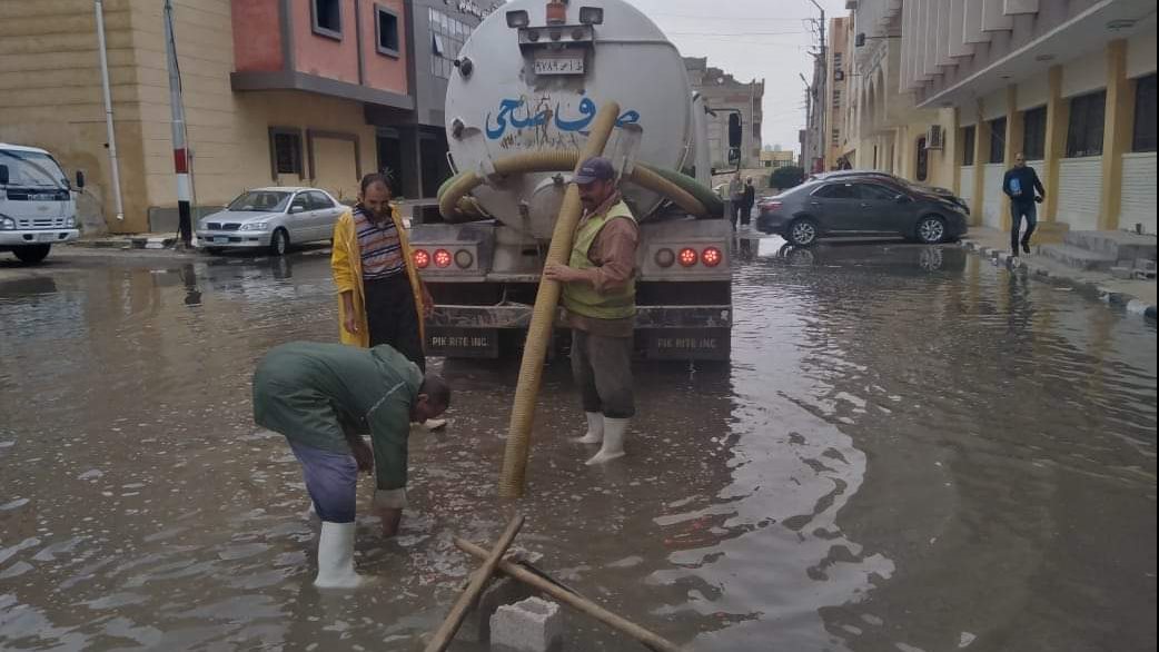 سيارات مسح مياه الأمطار في شوارع العاصمة العريش 