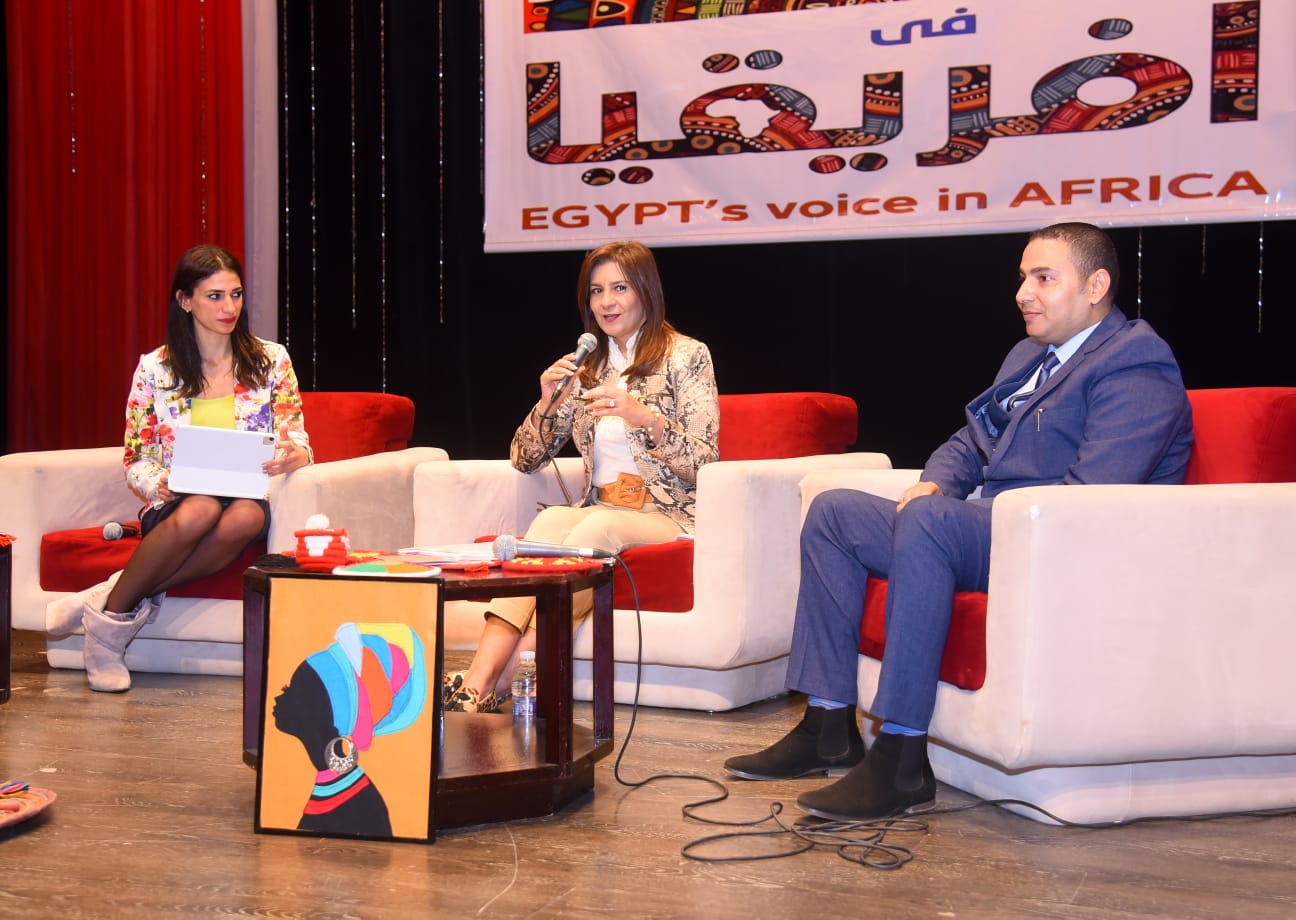 وزيرة الهجرة 