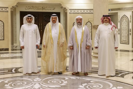 رئيس الأعلى للشؤون الإسلامية بالبحرين يزور مجمع القرآن