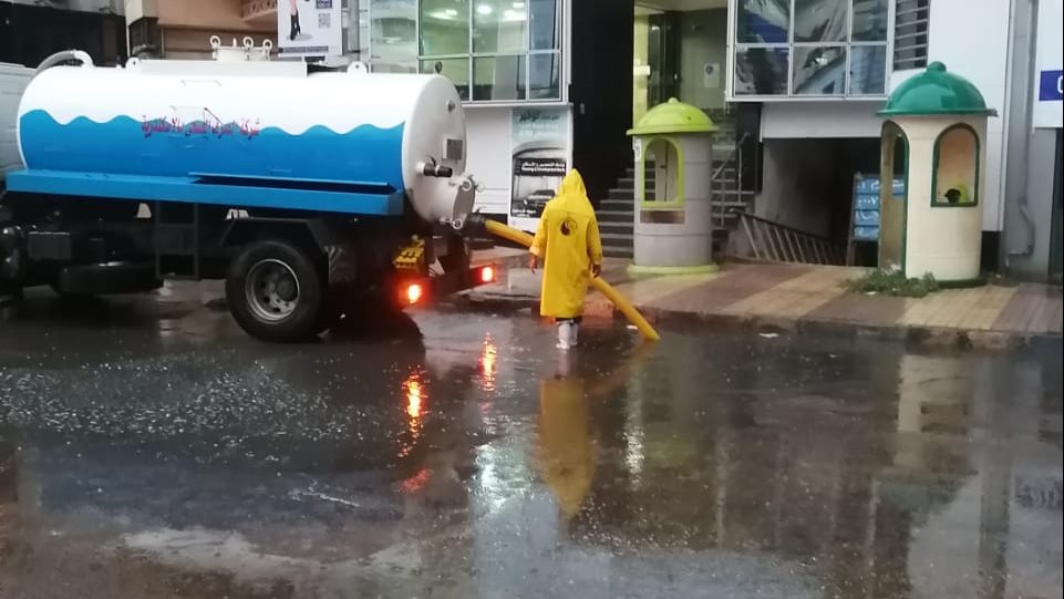 جهود مكثفة لشفط الأمطار في الإسكندرية 