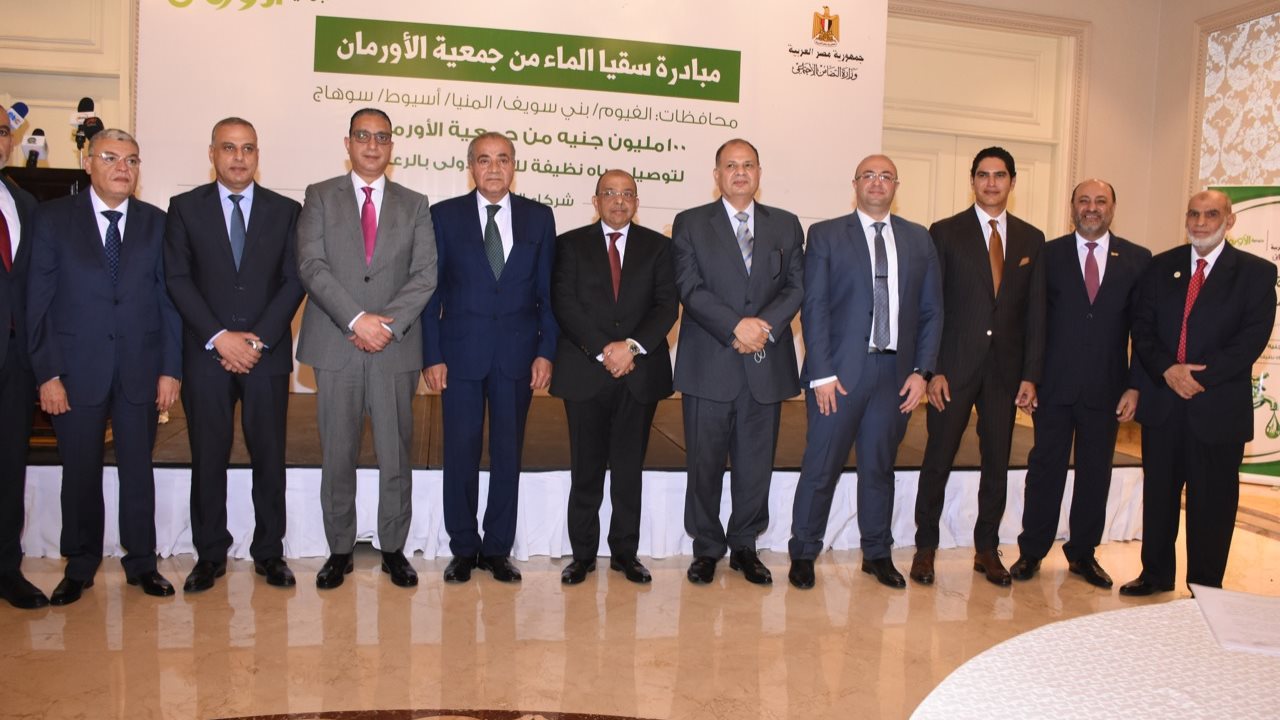 محافظ المنيا خلال مبادرة سقيا المياة