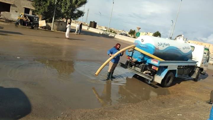 رفع مياه الأمطار  بشوارع مطروح