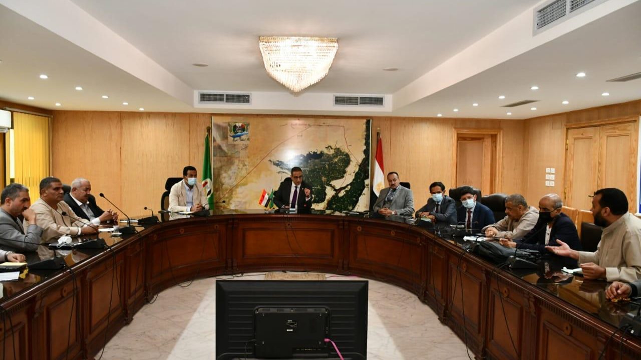 محافظ الفيوم أثناء الاجتماع