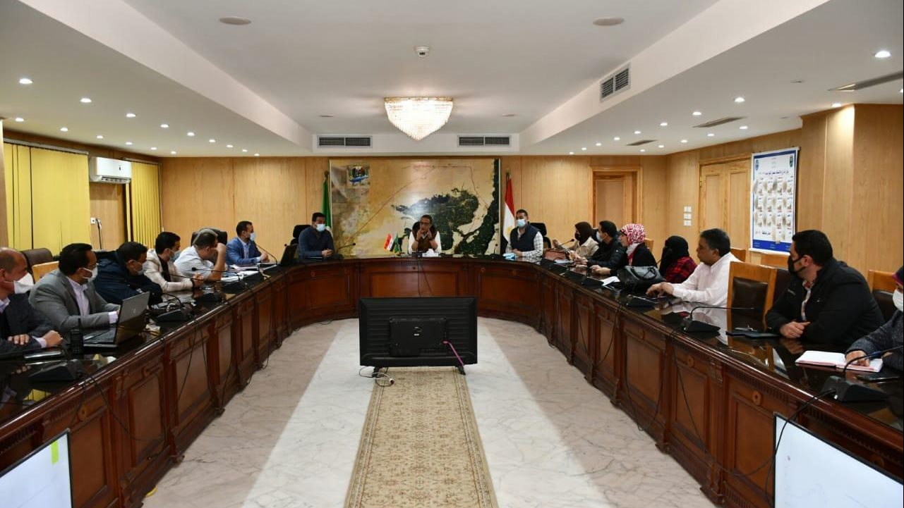 محافظ الفيوم أثناء اللقاء