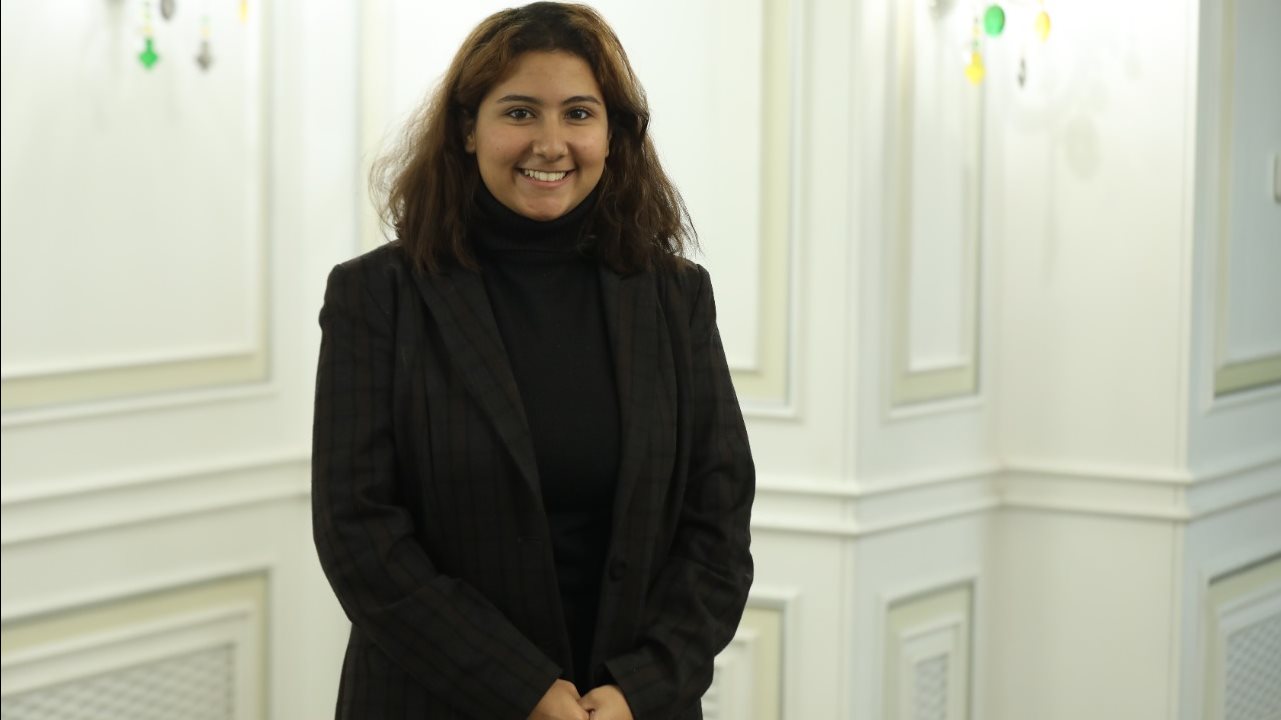 الطالبة المشاركة في منتدى عمان الأمني