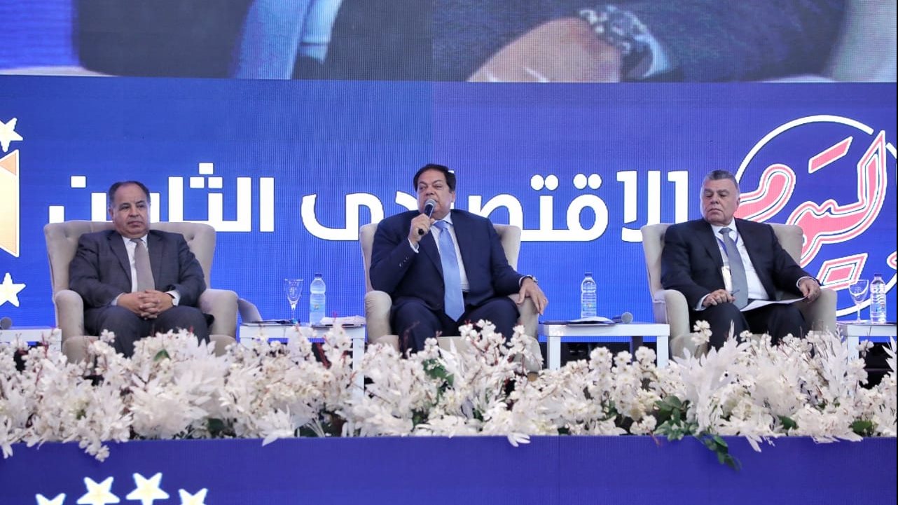 أبو العينين يدير الجلسة الأولى بمؤتمر أخبار اليوم الاقتصادي