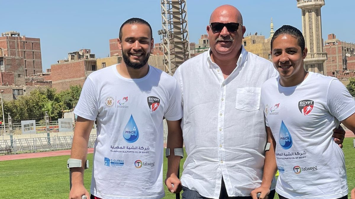 محمد عادل مع لاعبى المنتخب 