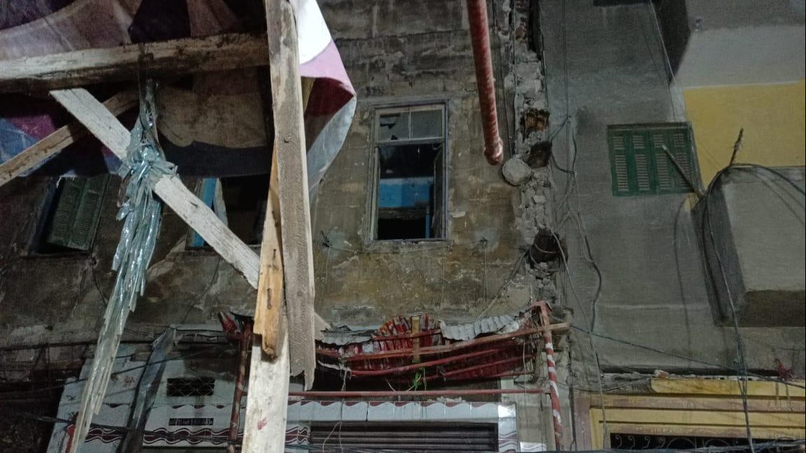 إزالة الخطوره الداهمه بعقار غرب الإسكندرية