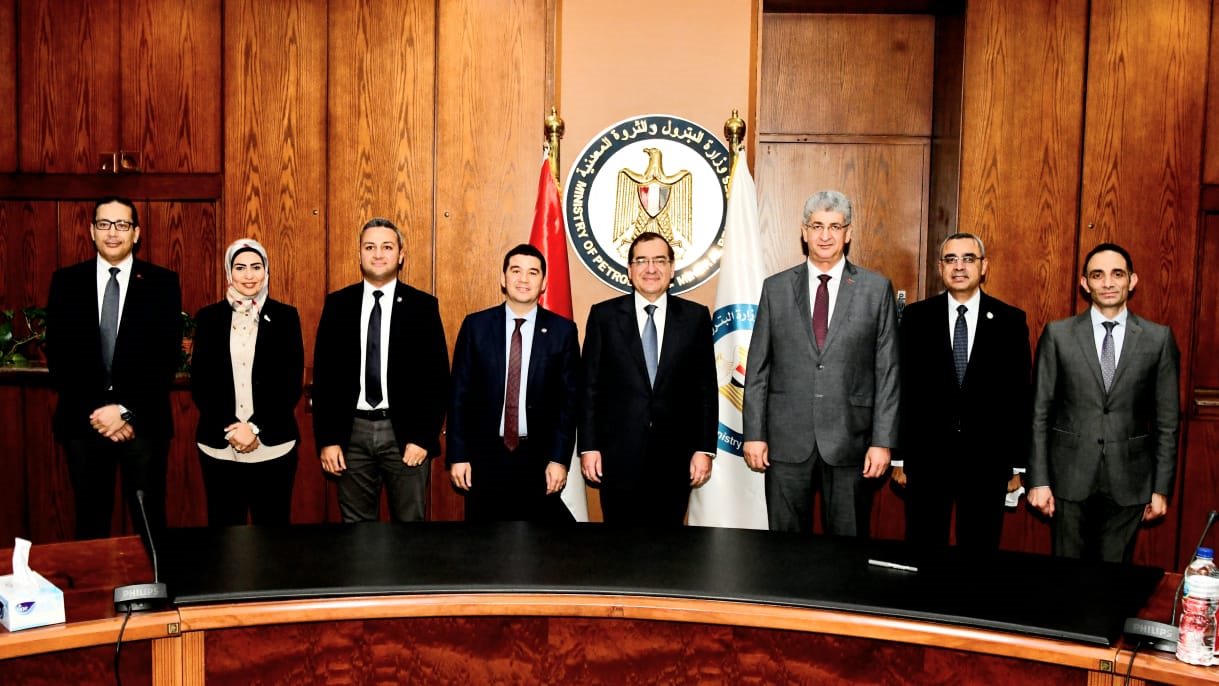 صورة تذكارية بعد توقيع البروتوكول