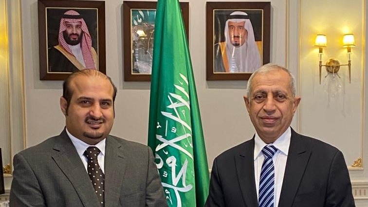 القنصل السعودي مع رئيس الأكاديمية العربية
