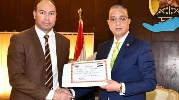 محافظ الفيوم يكرم رئيس مركز ومدينة أبشواى