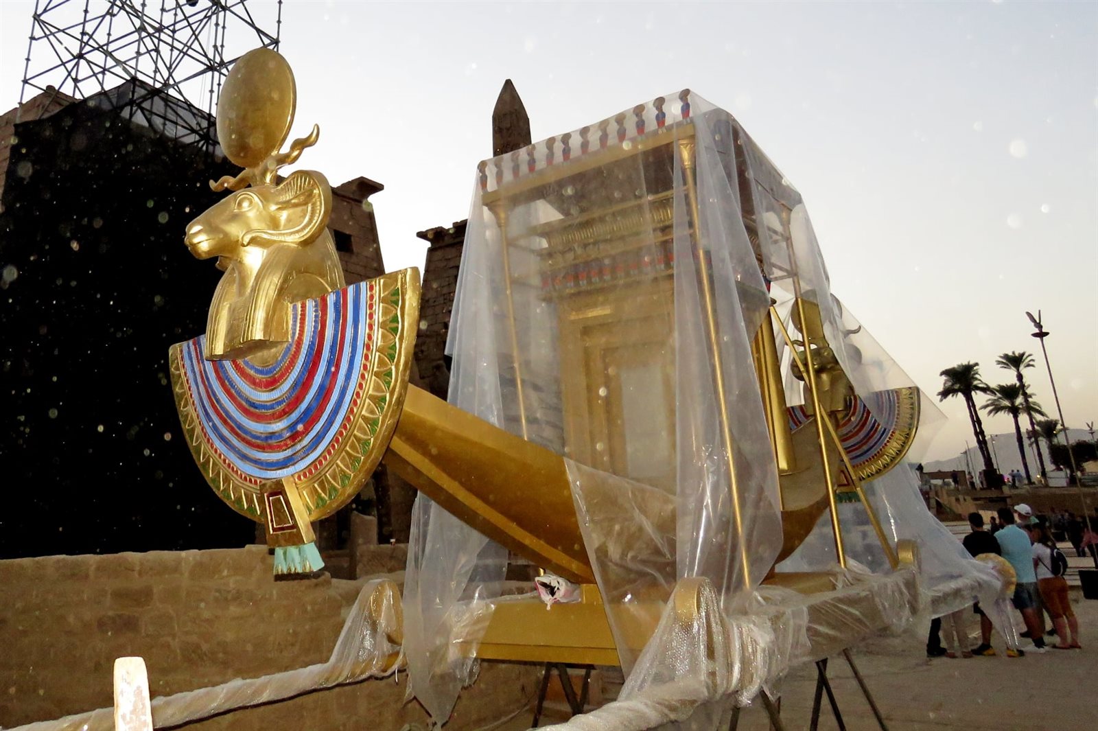 المراكب المقدسة المصممة على الطراز الفرعوني للاحتفال بعيد الأوبت