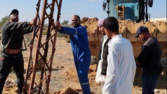زراعة أعمدة الكهرباء في شوارع قرية ابو العراج