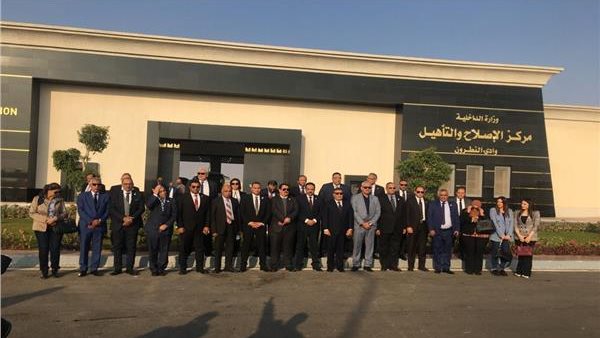 الوفد أمام مركز الأصلاح والتأهيل بوادي النطرون الوفد أمام مركز الأصلاح والتأهيل بوادي النطرون