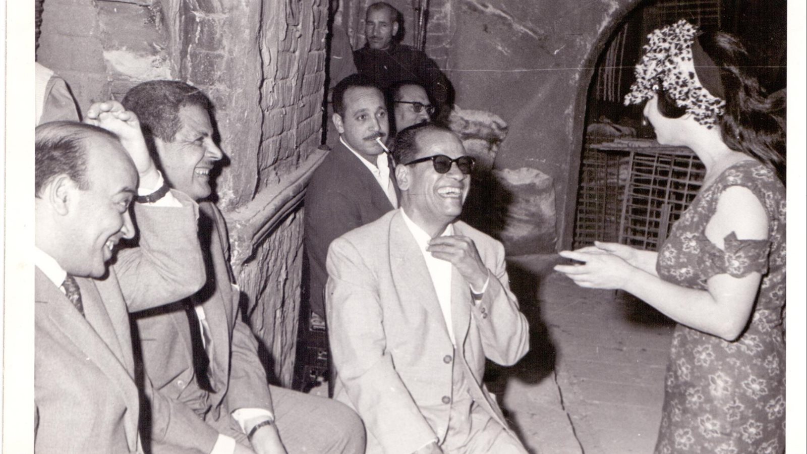 شادية ونجيب محفوظ خلال تصوير فيلم زقاق المدق شادية ونجيب محفوظ خلال تصوير فيلم زقاق المدق