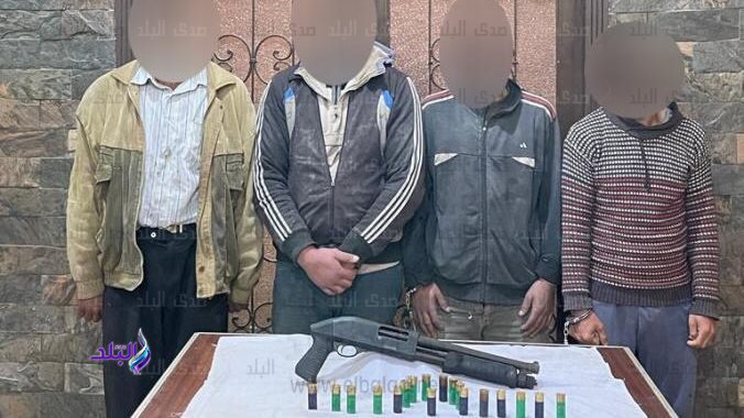 المتهمون وامامهم المضبوطات 